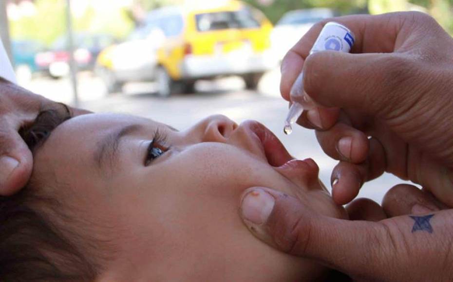 BARCELONA (ESPAÑA), 19.07.2018. Vista de un niño atendido por un profesional en un centro hospitalario. Unos 3.000 menores barceloneses no están bien vacunados. eFE