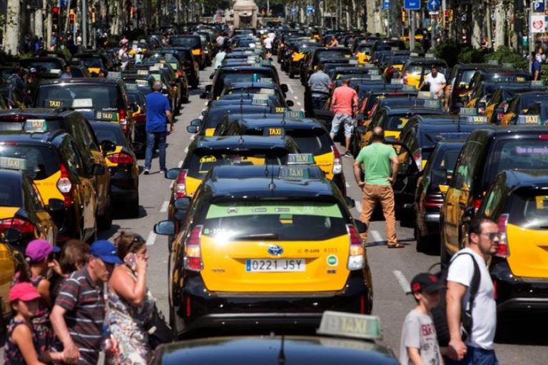 La protesta de los taxistas colapsa la entrada a Barcelona