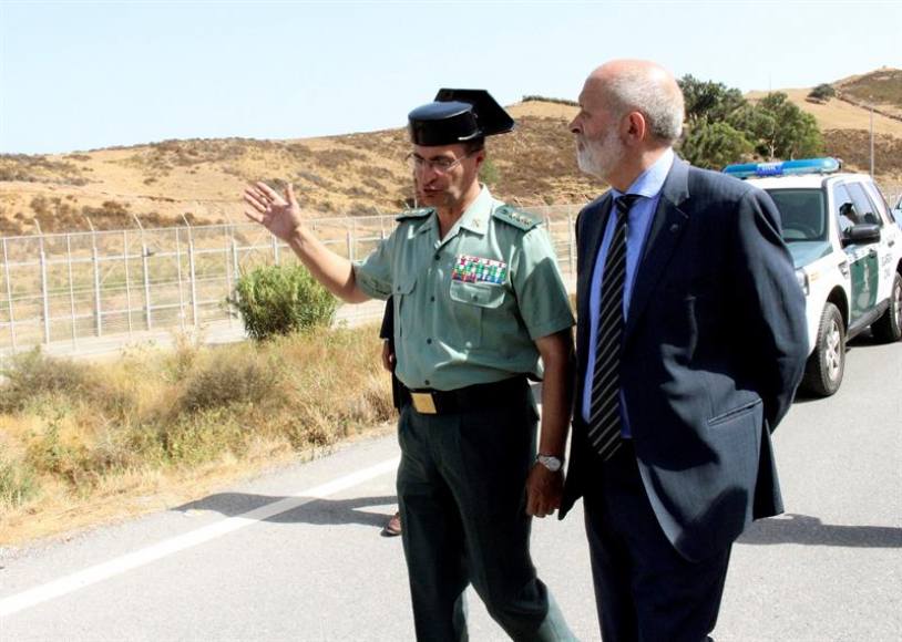 CEUTA (ESPAÑA), 31.07.2018. El director general de la Guardia Civil, Félix Azón (d), durante la visita que realiza hoy al perímetro fronterizo de Ceuta. Efe