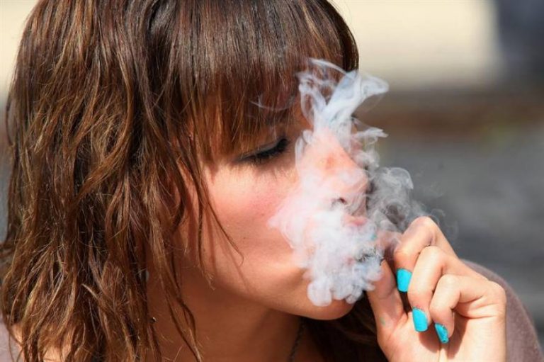 3 hombres por cada mujer adicta en España, mujeres atendidas por alcohol y hombres por drogas