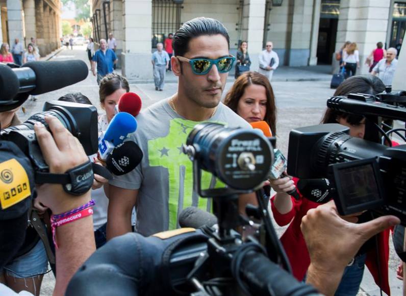 ESPAÑA AÑO 2018. Vista del hijo de España Alfonso Jesús Cabezuelo, miembro de «Mayor edad de La Manada», atiende a los medios, tras sufrir un brutal acoso por participa . Efe