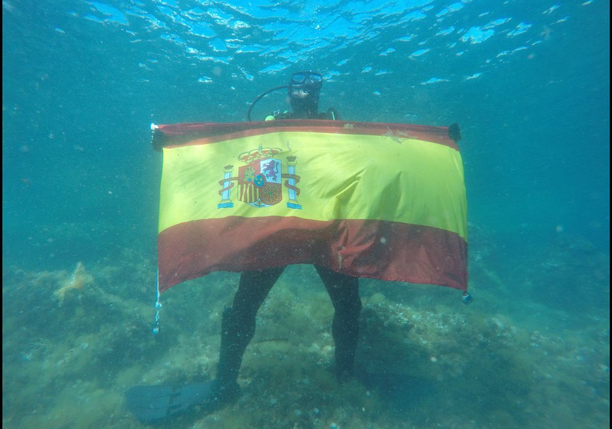 ESPAÑA, FECHA D ELA PUBLICACIÓN DE LA FOTOGRAFÍA, SÁBADO 14 DE JULIO DE 2018. Un Buceador de la Armada Españaola ondea una bandera de España en el fondo del mar. Lasvocesdelpueblo