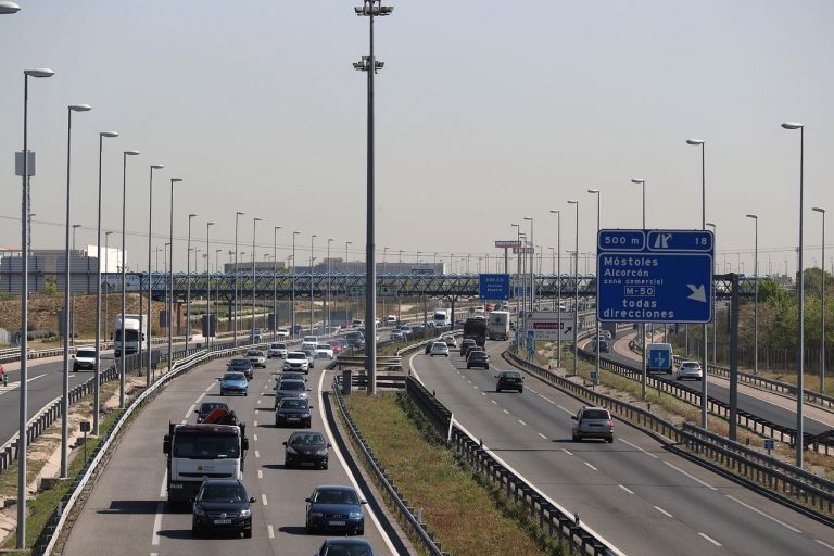 DGT se plantea retirada de hasta puntos 6 a españoles que usen el móvil o programen GPS