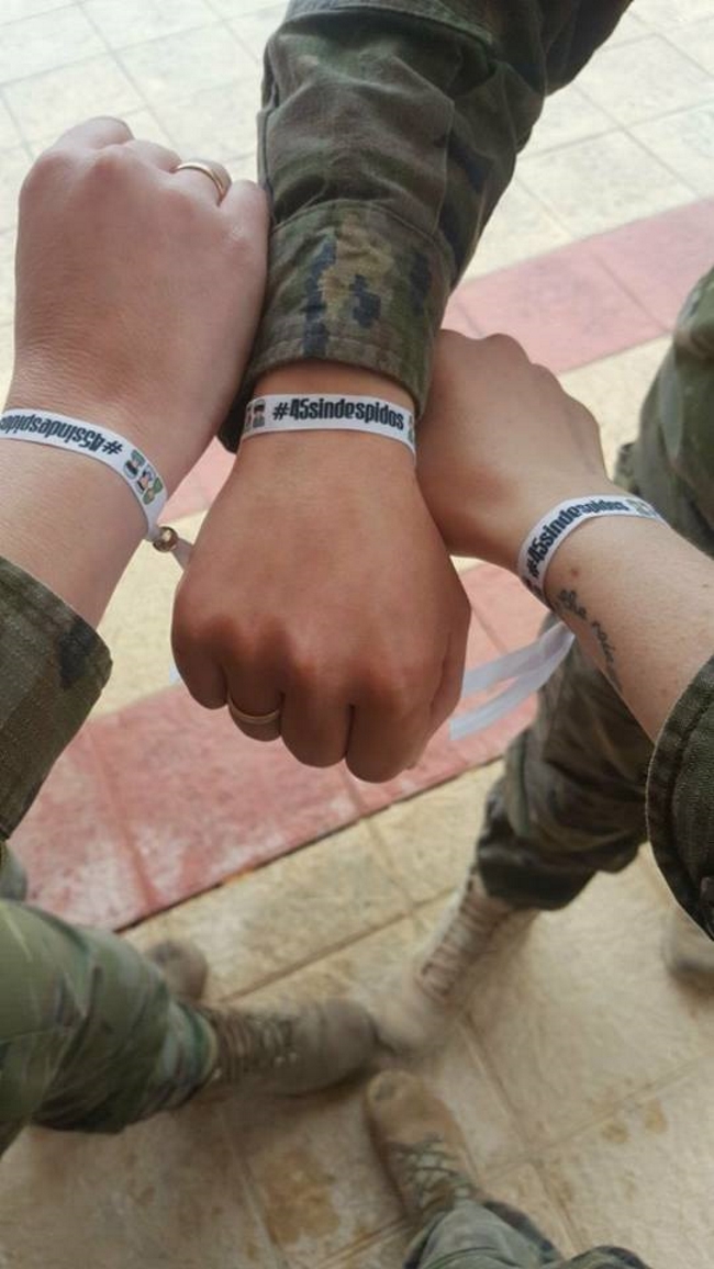 ESPAÑA, año 2018. Un grupo de miembro de la «Asociación Militar Profesional 45 Sin Despido» posa con sus pulseras en defensa de sus derechos laborales ante los despidos. Lasvocesdelpueblo