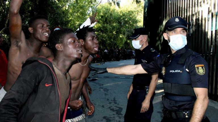 Guardias Civiles, atacados con cizallas, cal viva y excrementos de inmigrantes en Ceuta