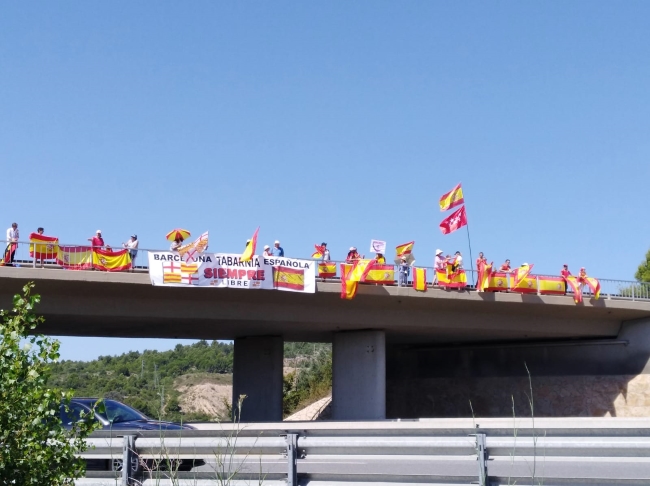 FIGUERAS (GERONA) ESPAÑA, 01.06.2018. Un centenar de españoles y españolas en el puente de Figueras (Gerona) en la Vía Augusta. Lasvocesdelpueblo