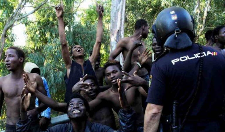 Enfermera rompe en llanto ante quemaduras de Guardias Civiles atacados por inmigrantes