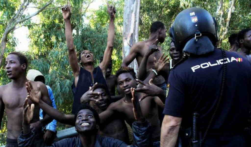 FOTOGRAFÍA CEUTA (ESPAÑA), 26.07.2018. CEUTA (ESPAÑA), 26.07.2018. Vista de uno de los 602 inmigrantes que han saltado hoy la valla de Ceuta. Efe (1)