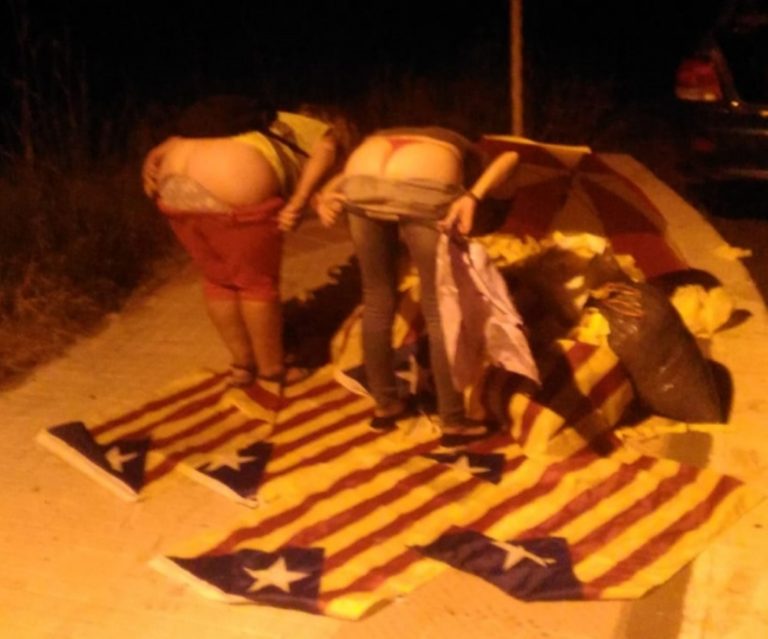 2 españolas le hacen un «calvo» al fascismo tras tumbar Estrelladas y lazos en Catllar​​​ (Tarragona)