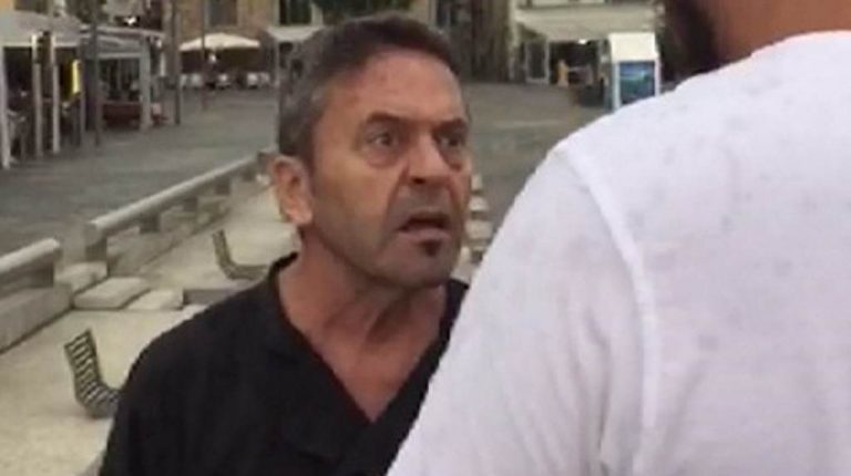 Cataluña| Un fascista intenta prohibir a los catalanes quitar los lazos amarillos en La Escala (Gerona)