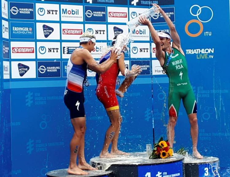 HAMBURGO (ALEMANIA), 14.07.2018. El español Mario Mola (c), doble campeón del mundo de triatlón, reforzó su liderato en el Mundial al ganar este sábado la quinta prueba del mismo. efe