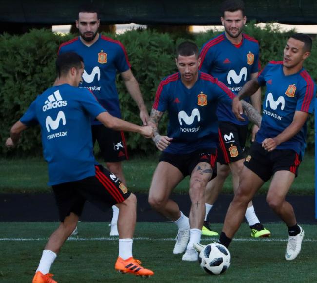 KRASNODAR (RUSIA), 29.06.2018. Sergio Ramos (c), de España, participa en un entrenamiento del equipo en Krasnodar (Rusia). Efe.