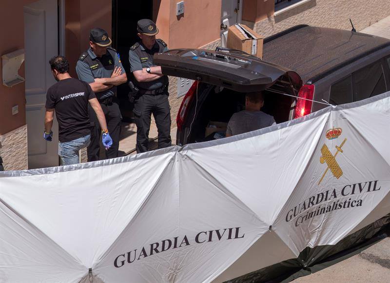 LEPE (HUELVA), 07.07.2018. Agentes de la Guardia Civil en la vivienda donde hoy un hombre rumano ha matado supuestamente a su pareja, una joven de 24 años. Efe