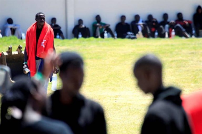 Más de mil inmigrantes llegados en pateras a España continúan en pabellones deportivos