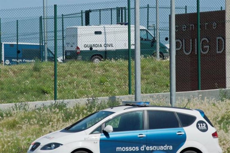 Forcadell llega a la prisión de «Puig de les Basses» (Gerona) custodiada por la Guardia Civil