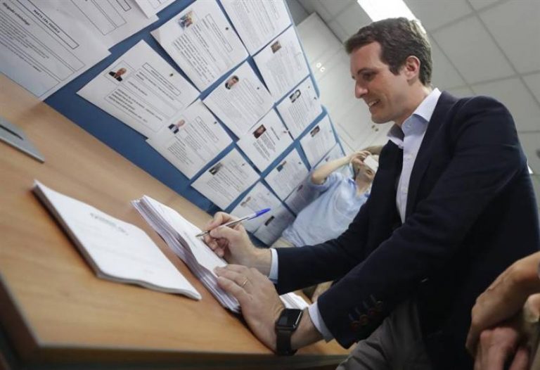 Casado ganaría las primarias del PP, «arrasó a Madrid y ganó en Valencia» y provincias