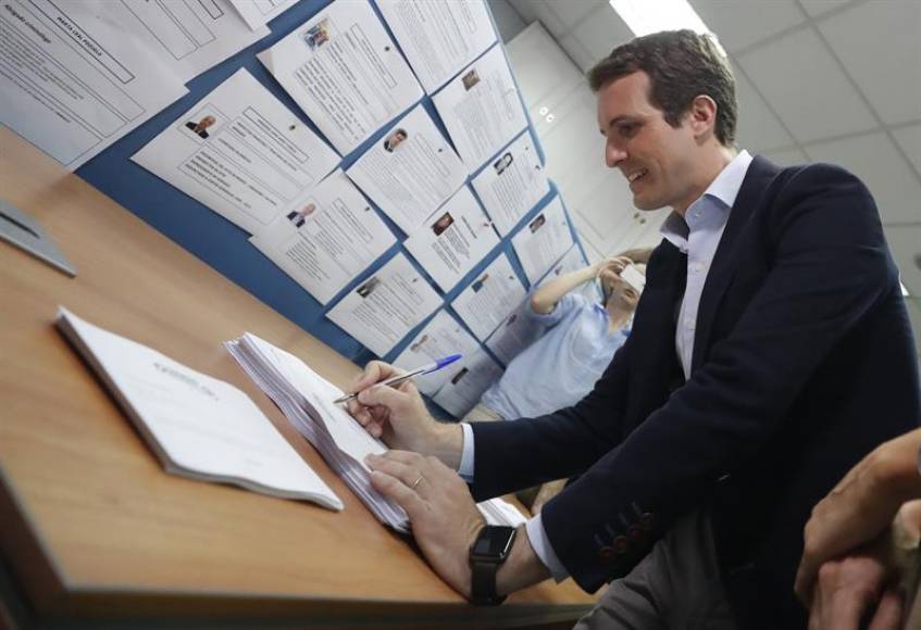 MADRID (ESPAÑA), 05.06.2018. El candidato a la presidencia del PP Pablo Casado, vota para la presidencia del partido, esta mañana en la sede del Distrito de Salamanca en Madrid. Efe.