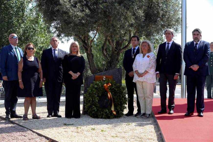 MADRID (ESPAÑA), 08.07.2018. El presidente de la Comunidad de Madrid, Angel Garrido (2i), la expresidenta de la Asociación Víctimas del Terrorismo Ángeles Pedraza (3i). efe