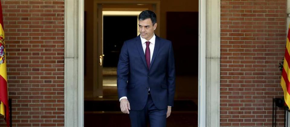 MADRID (ESPAÑA), 09.07.2018. El jefe del Gobierno, Pedro Sánchez, sale a recibir al nazi presidente de la Generalitat, Quim Torra, antes de la reunión de ambos en el Palacio de la Moncloa . Efe.