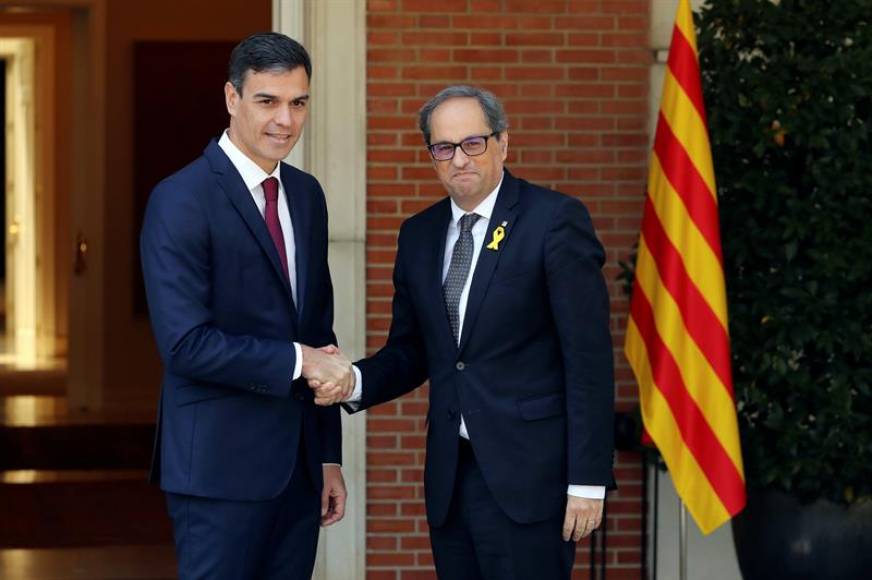 MADRID (ESPAÑA), 09.07.2018. El presidente del Gobierno, Pedro Sánchez, y el president de la Generalitat, Quim Torra, se saludan antes de la reunión. Efe.