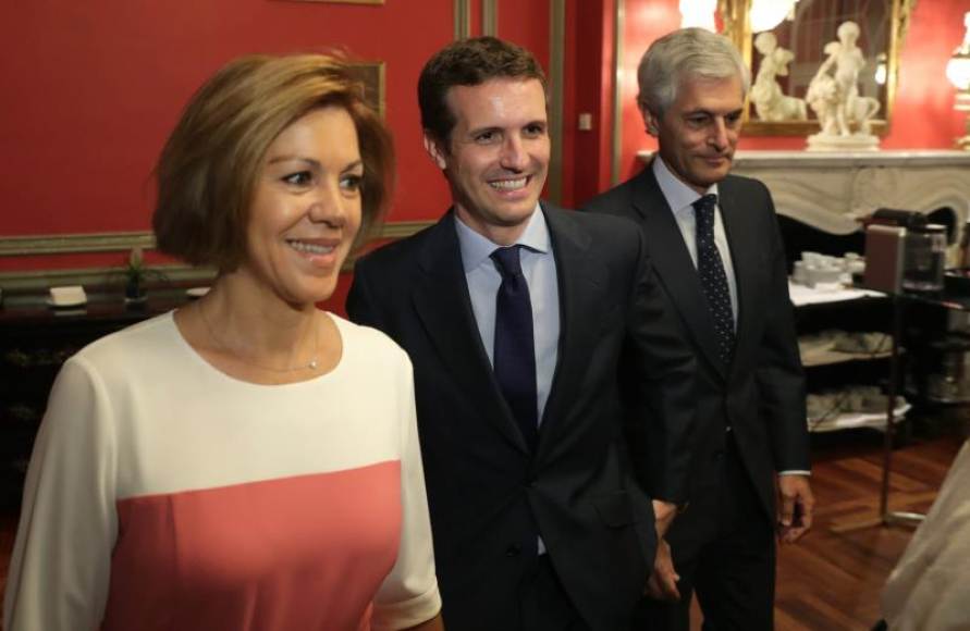 MADRID (ESPAÑA), 16.07.2018. El candidato a la Presidencia del PP Pablo Casado (c), la secretaría general del PP, María Dolores de Cospedal (i), y Alfonso Suárez Illana (d). Efe