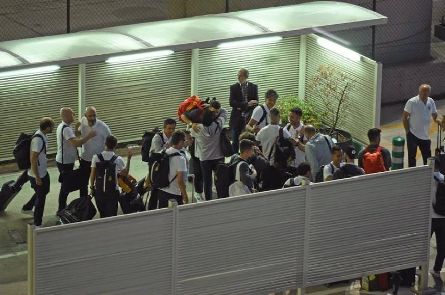 MADRID (ESPAÑA), 2.06.2018. Jugadores y cuerpo técnico de la selección española de fútbol a su llegada es noche al aeropuerto de Madrid. Efe.