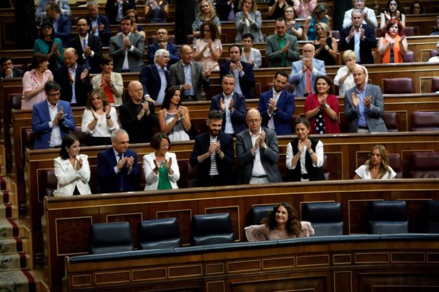 MADRID (ESPAÑA), 27.07.2018. El Grupo Socialista aplaude a la ministra de Hacienda, María Jesús Montero, abajo, tras su intervención ante el pleno que hoy debate el techo de gasto de 2019. Efe,