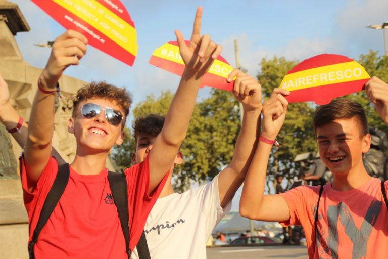 20 mil personas se libran del calor «fascista» y de Sánchez con abanico «Aire Fresco» en Cataluña