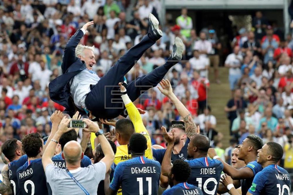 MOSCÚ (RUSIA), 15.07.2018. El entrenador de Francia, Didier Deschamps, ha fulminado las críticas. Campeón del Mundo como jugador en el 98 y como seleccionador. Sus jugadores le mantean. Efe