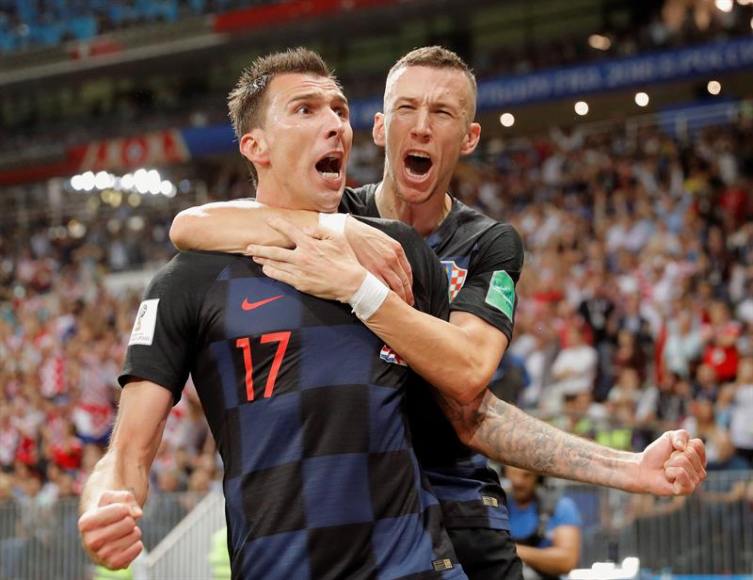 MOSCÚA (RUSIA), 11.07.2018. El delantero croata Mario Mandzukic (i) celebra con el delantero croata Ivan Perisic (d) tras marcar el 2-1. Efe