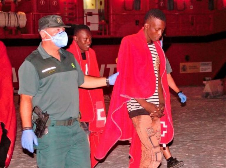 Trasladan a Motril (Granada) a 35 inmigrantes rescatados en las costas españolas
