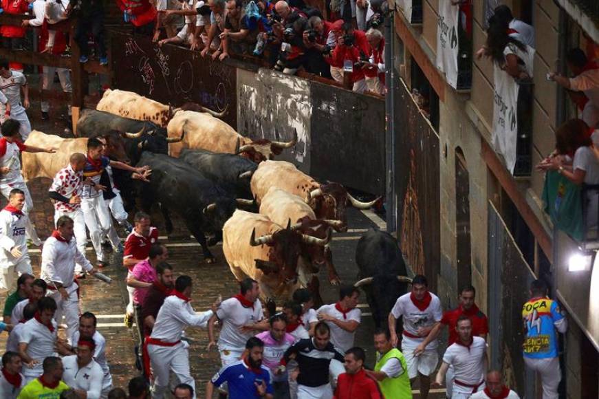 PAMPLONA (NAVARRA) ESPAÑA, 08.08.2018. Corredores y toros a su paso por la plaza del Ayuntamiento, con toros de la ganadería de José Escolar. Efe.