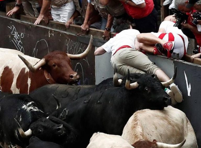 El primer encierro de los Sanfermines 2018, peligroso con un herido por asta