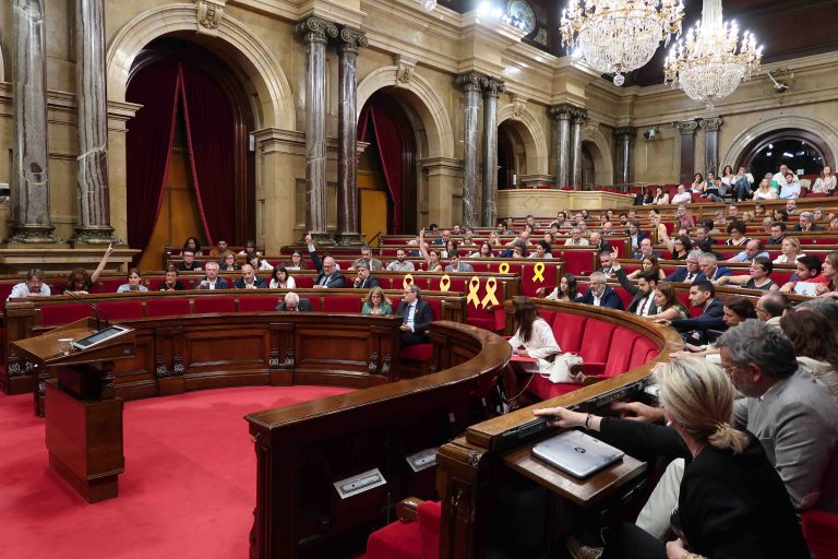 El fascismo desafía a Sánchez y reactiva la Transición de la República suspendida por TC