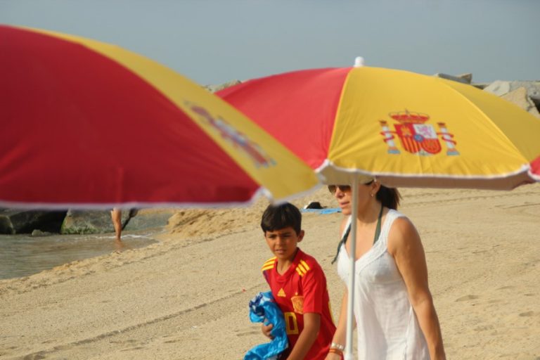 FOTOGRAFÍA. PLAYA DE MONGAT (BARCELONA), 28.07.218. Vista de una familia española a su llegada esta mañana en la Playa de Mongat (Barcelona) para asistir en el acto de inicio d ela 'Revolución de las Sombrillas españolas' en Cataluña. Las españolas y españoles han iniciado esta mañana en la Playa de Mongat, cerca del chiringuito 'La Paquita' su llamada 'Revolución de las sombrillas españoles' en un acto muy divertido contra el golpe de estado fascista en Cataluña. Lasvocesdelpueblo (Ñ Pueblo)