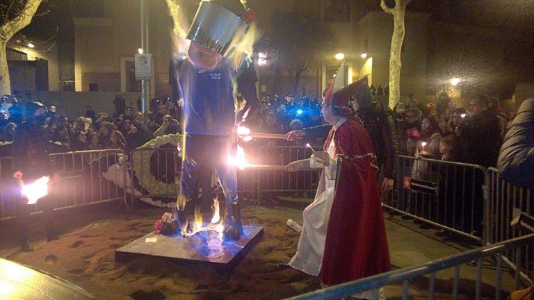 Escuadrones de la muerte fascistas independentistas esposan y queman a muñeco de Policía Nacional