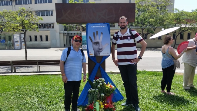 PLAZA TOMÁS Y VALIENTE (MATARÓ) BARCELONA (ESPAÑA), 14.07.2018. Los dos miembros de VOX Tarragona, Jordi Ferré el vicesecretario provincial de VOX Tarragona. Lasvocesdelpueblo