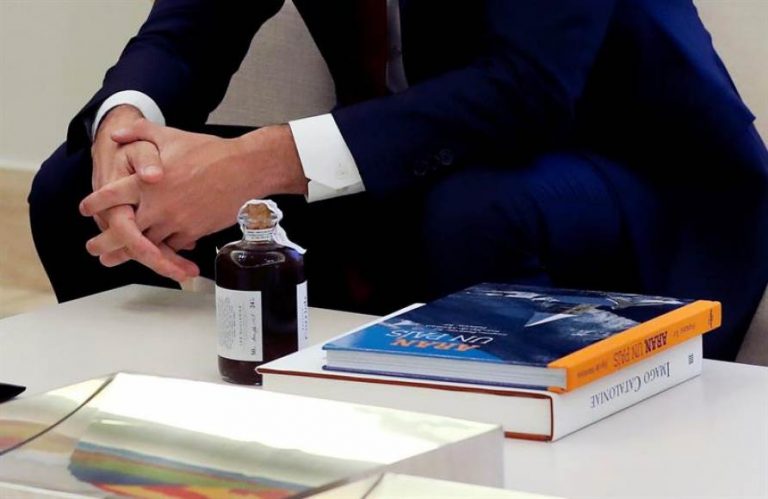Torra regala a Sánchez licor de ratafía y 2 libros de la manipulación de la historia de Cataluña