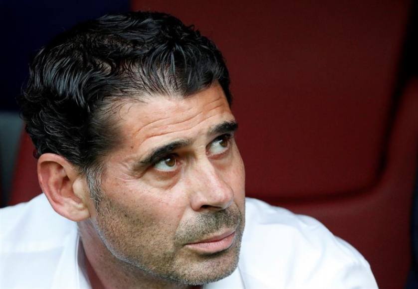 RUSIA, 01.07.2018. El exseleccionador de España Fernando Hierro al inicio del partido España-Rusia, de octavos de final del Mundial de Fútbol de Rusia 2018. Efe.