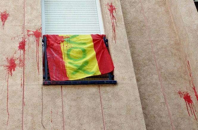 SABADELL (BARCELONA) ESPAÑA, 14.07.2018. Vista de la ventana de una familia española, militantes de VOX, con bandera de España atacada por los escuadrones de la muerte CDR. Lasvocesdelpueblo