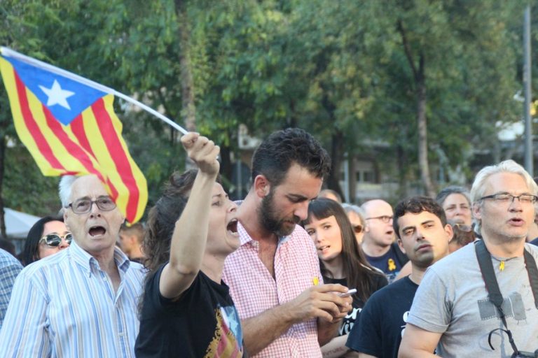 La heroica resistencia de 3 españolas tumba el asedio de 500 fascistas CDR a la Policía Nacional
