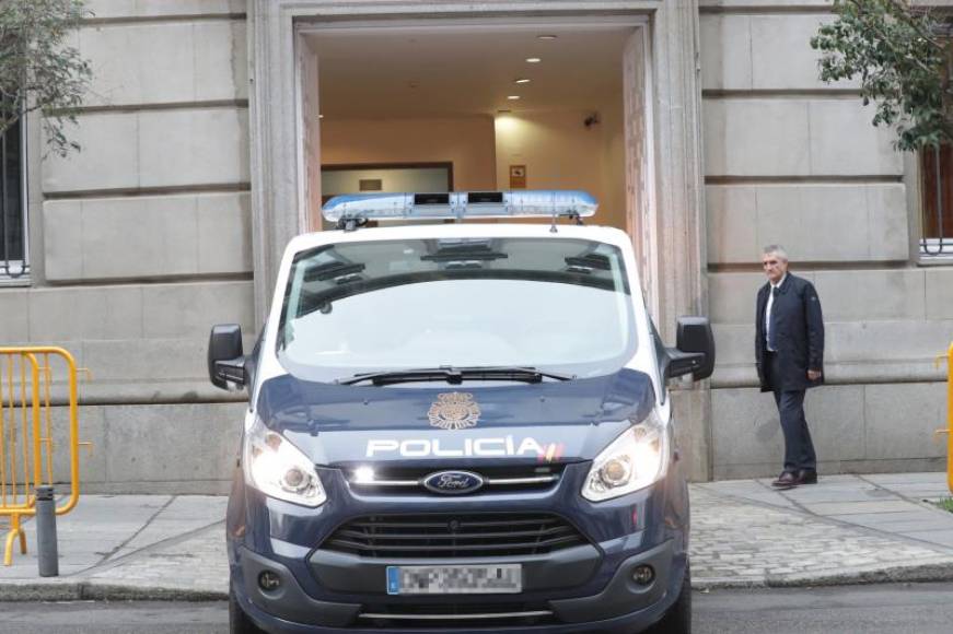 Un furgón policial que trasladó al exvicepresidente catalán Oriol Junqueras desde los calabozos de la Audiencia Nacional. Archivo Efe