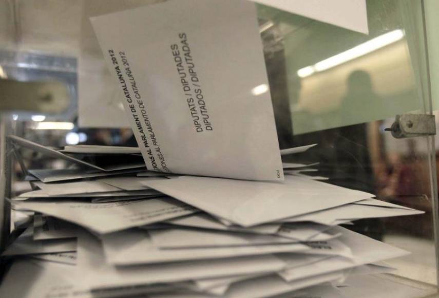 Una urna en unas elecciones en Barcelona. Archivo Efe