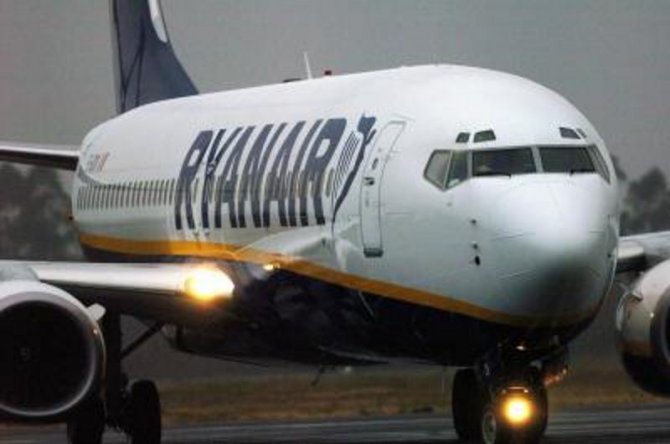 Vista de un avión de la compañía Ryanair. Ryanair ofrece descuentos de hasta el 20 por ciento para el próximo verano. La aerolínea irlandesa de bajo coste ha lanzado... Efe