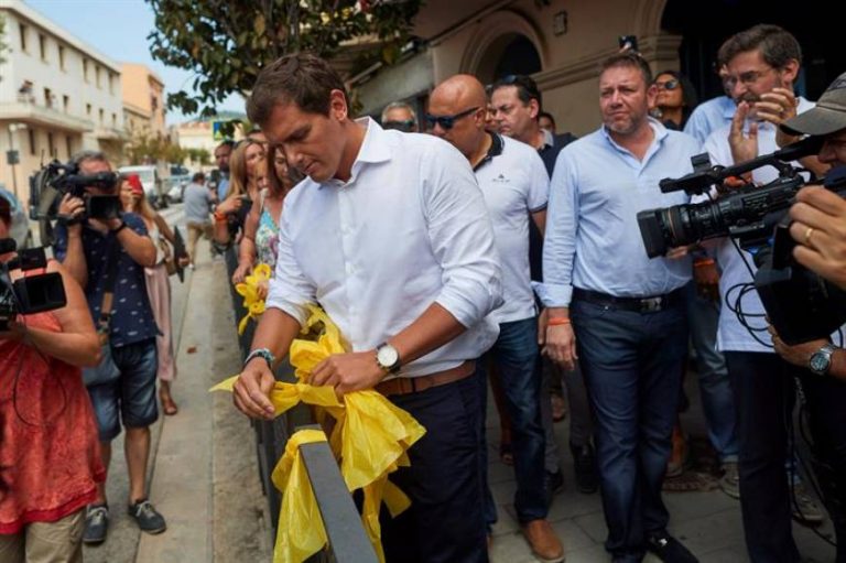 Rivera y Arrimada retirando lazos amarillos