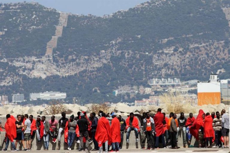 El PSOE pide a Sánchez obligar por Ley «a todos los españoles» solidarizarse con inmigrantes
