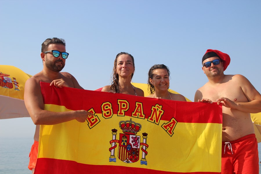 ARENYS DE MAR (BARCELONA) ESPAÑA, 05.08.2018. Un grupo de dos españolas y dos españoles posan por el pueblo español hoy en la Playa de Arenys de Mar. Lasvocesdelpueblo (1)