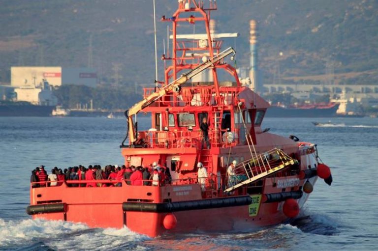 Algeciras (ESPAÑA), 17.08.2018. Llega al puerto de Algeciras el buque de Salvamento Marítimo 'Concepción Arenal' con los 274 inmigrantes rescatados. Efe