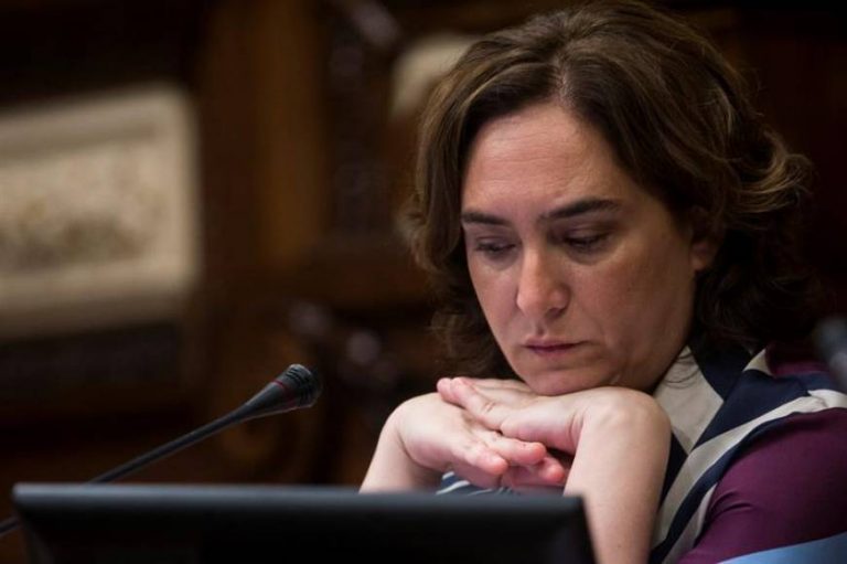 Ada Colau, está sola, CUP abandona y Cs, PP y PSC ERC y PDCAT votan en contra
