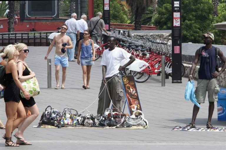 Herido un turista defendiendo a una mujer increpada por inmigrantes «Top Manta» en Barcelona